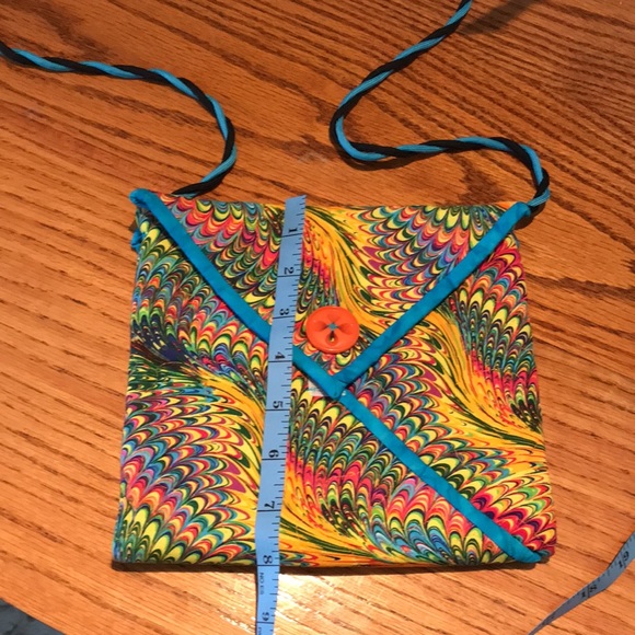 Quilted handmade shoulder strap 8.5 x 8” purse, has 3 parts, 2 w velcro closures - Picture 3 of 7